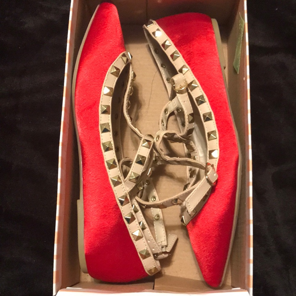 Flats with strap around the ankle